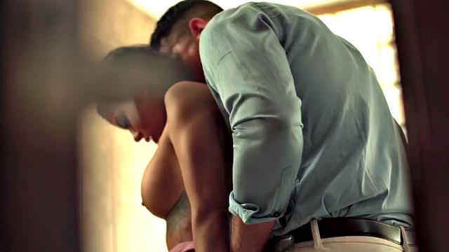 латинская milf с большими сиськами трахается с любовником в спальне