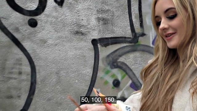 Сочный секс на свежем воздухе за деньги - она не может остановиться