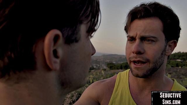 Две развратные бабы трахают мужика втроём и делят его большой член.