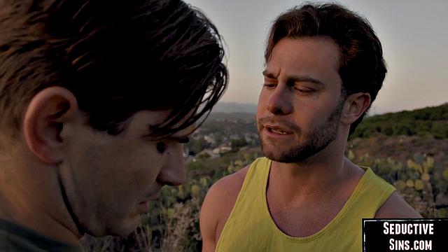 Две развратные бабы трахают мужика втроём и делят его большой член.