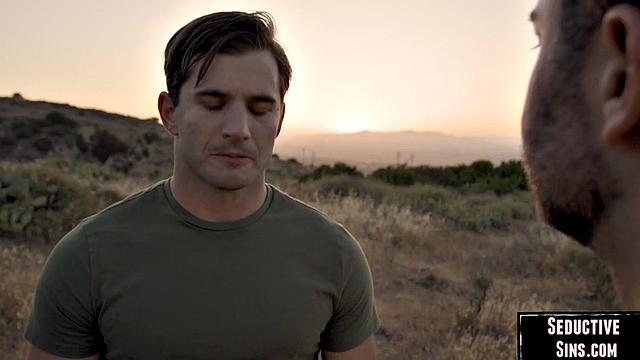 Две развратные бабы трахают мужика втроём и делят его большой член.