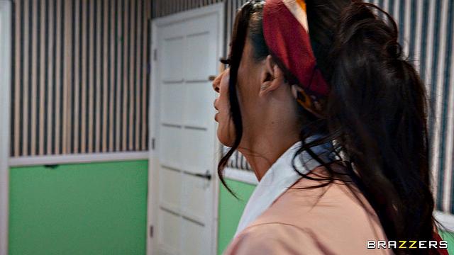 Горничная Гал Ричи застукала бизнесмена за дрочкой и отсосала ему в душе, потом дала в анал от удовольствия.