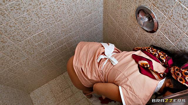 Горничная Гал Ричи застукала бизнесмена за дрочкой и отсосала ему в душе, потом дала в анал от удовольствия.