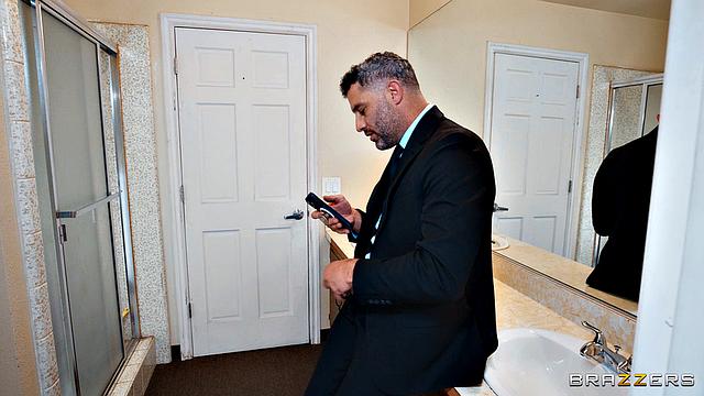 Горничная Гал Ричи застукала бизнесмена за дрочкой и отсосала ему в душе, потом дала в анал от удовольствия.