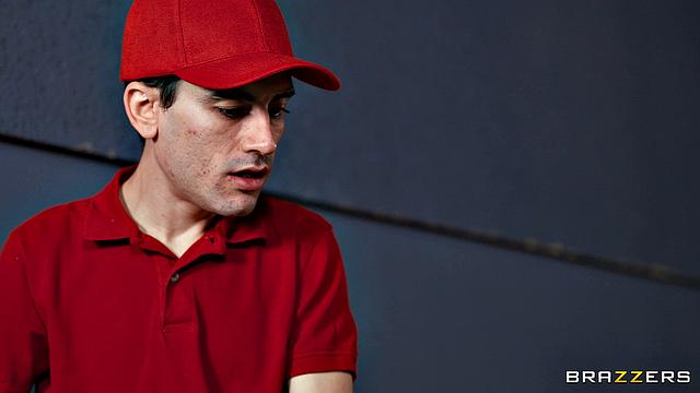 в кинотеатре раздвоили удовольствие: два ствола и никаких попкорнов