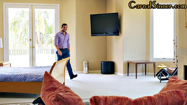 Nasty girl cockriding while giving head