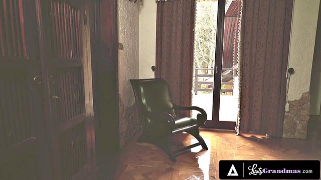 Зрелая Фрэнни катается на члене и ловит сперму на лицо от Тоби в страстном сексе взрослых парней и женщин.