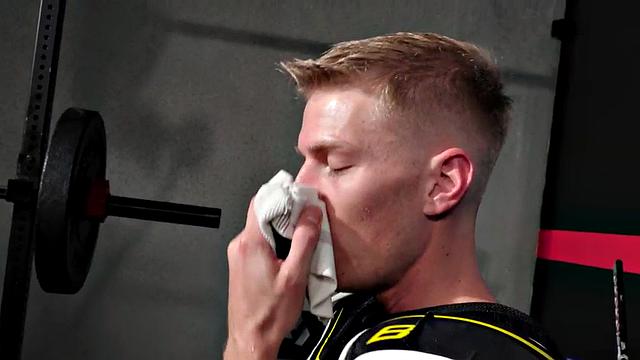 Sportive guy with smelling fetish gets fucked in lockerroom