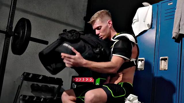 подкачанный парень с фетишем на запахи трахается в раздевалке