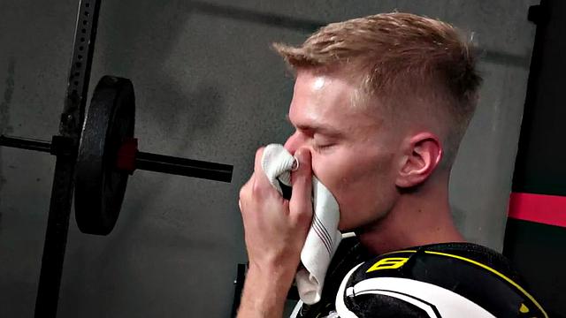 Sportive guy with smelling fetish gets fucked in lockerroom