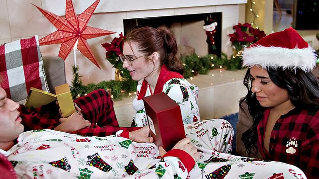 Диего Перес и Ники Ребел дают жару сводным сестрам на кухне под ёлкой