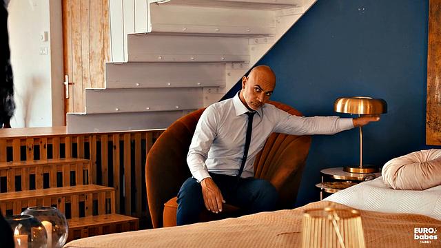 Агент проверяет всё, кроме шкафа с членом - рыжая Чарли в восторге от личного досмотра спецслужбиста.