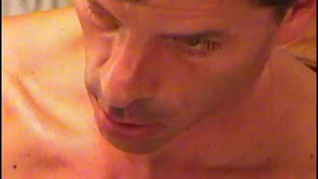 волосатый строитель даниэль дрочит и кончает на камеру