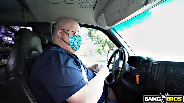 Ава угощает неопытного парня своими сиськами, а потом просит оттрахать её получше - вот это дебют!