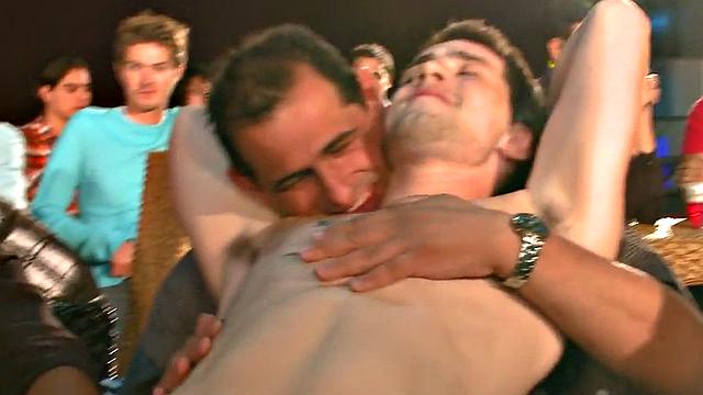 стриптизёр раздаёт минеты на весёлой гей-вечеринке, будто это конфеты