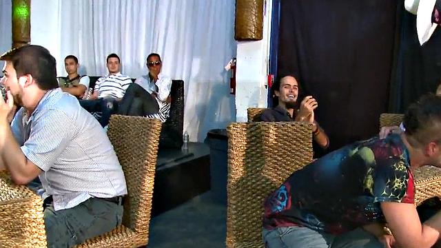 стриптизёр раздаёт минеты на весёлой гей-вечеринке, будто это конфеты