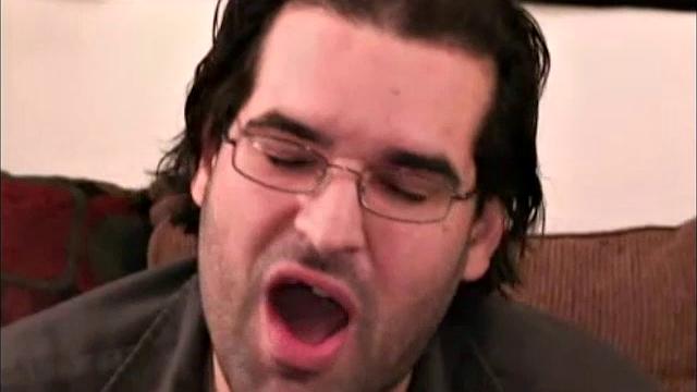 зрелый лонни мощно дрочит и выдает густой заряд