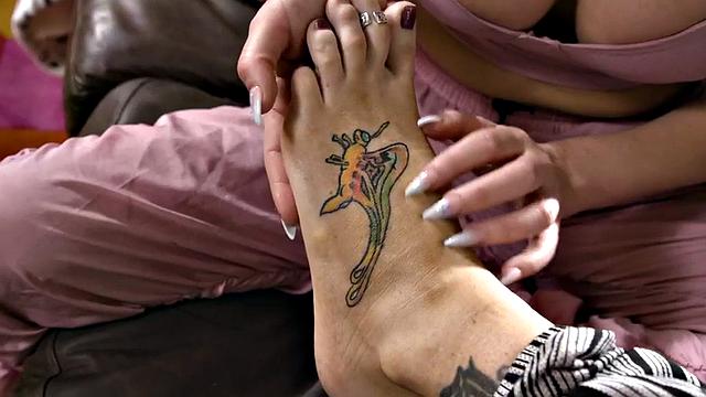 Massaging tattooed MILF licks moist pussy in 69