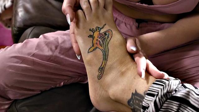 татуированная зрелая делает массаж и лижет мокрую киску в позе 69