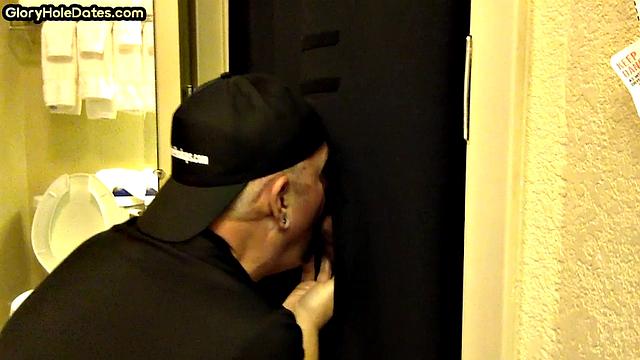 Зрелый мужик сосет член в самодельном глори-холе