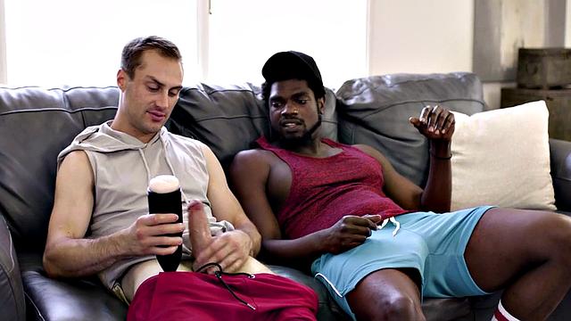 Чёрный трахается с белым парнем без резинки и лижет ему жопу