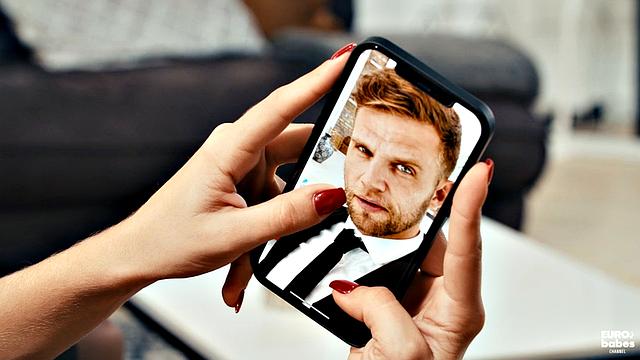 Меган Лопез в черных чулках глотает хуй Винса Картера и получает глубокий трах до кончи на животе.