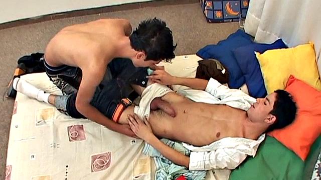 Amateur latino enjoys cockbouncing