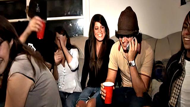 Пока гости на вечеринке смотрят шоу, пара жарко трахается на диване - вот это развлечение для взрослых!