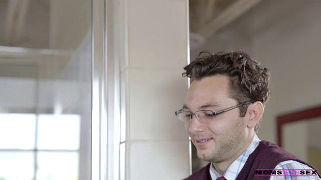 зрелая блондинка в белье берет двойное проникновение, потом парень трахает свою девушку