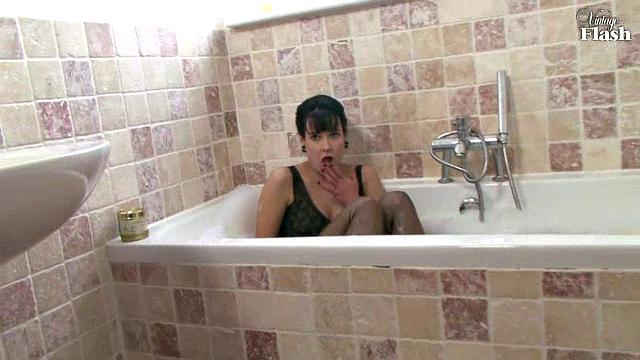 Tany Cox - Wet nylon!