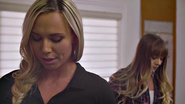 Sapphic 21yo seduces BFF before eating her pussy