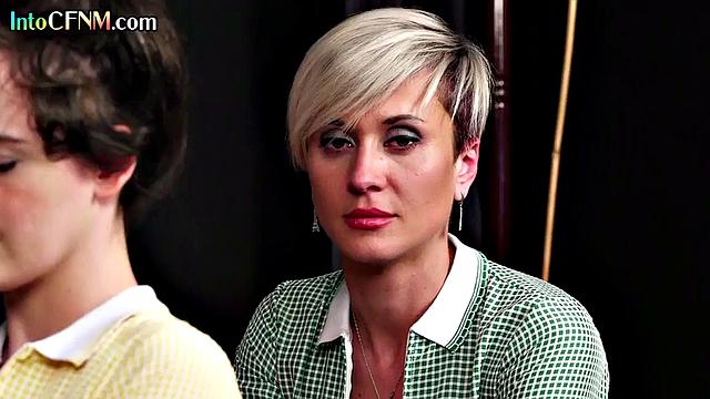 Две зрелые дамы в белье дрочат черному учителю и ловят струйный оргазм на руках.