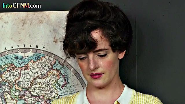 Две зрелые дамы в белье дрочат черному учителю и ловят струйный оргазм на руках.