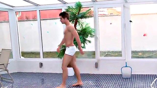 европейки доминируют над бассейнером: трахают страпоном и дают сосать