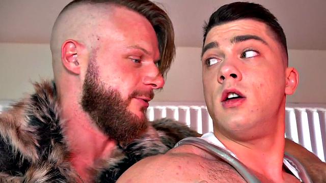 волосатый красавец в сетке кайфует от анального кунилингуса и голого траха