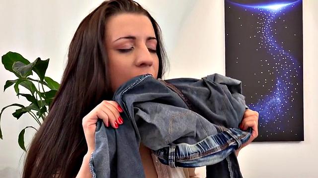 Kinky solo babe pleasures herself with toys and piss