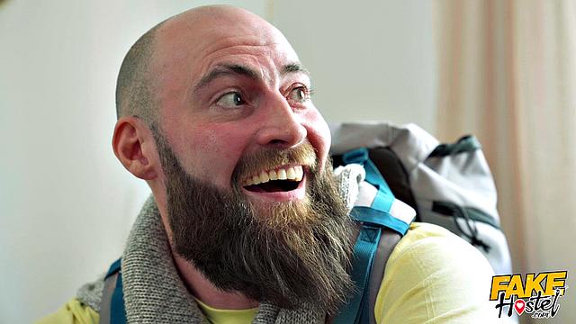 жесткое трио: татуированная сосет член, пока подруга снимает весь движ