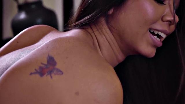 Татуированная азиатка оседлала чёрного друга после глубокого горла