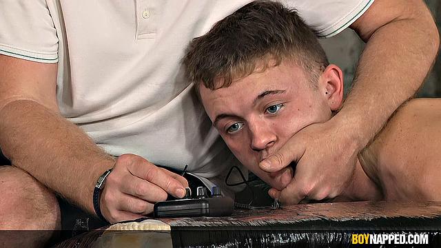 Подкачанный парень Уэсли в части 2 с Оливером Уэсли и Себастьяном Кейном