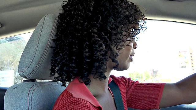 Эбони милфа скачет как на скачках и не тратит время зря