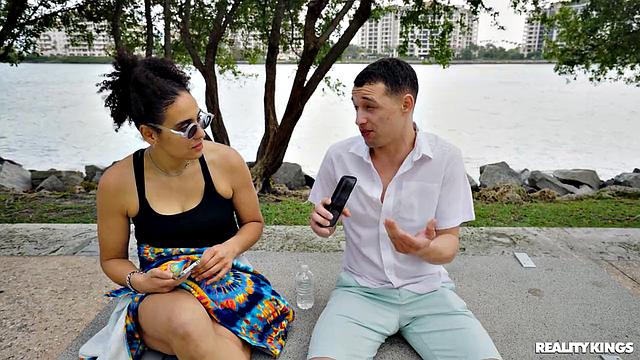 Джонни Лав соблазняет рыжую взрослую красотку Джордин Фоллс, она хочет всё и сразу на его члене.