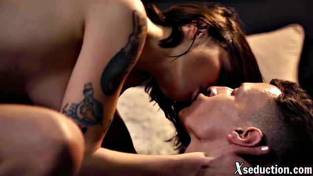 Roundbooty babe cockriding her BF