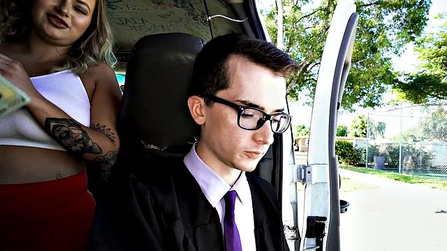 смотри, как 21-летнего твинка жестко трахают в фургоне на улице