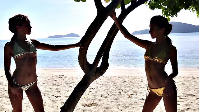 близняшки fox раздеваются на пляже