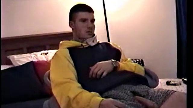 CJ дрочит на камеру и кончает мощно