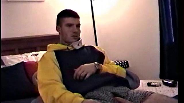 CJ дрочит на камеру и кончает мощно