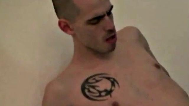 Amateur inked German gay rims stud before blowjob