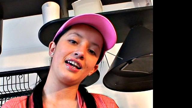 диана дает девушке ласкать свою попку