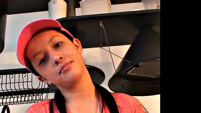 диана дает девушке ласкать свою попку