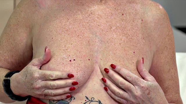 рыжая зрелая каролина гладит свою мокрую бритую киску в чулках